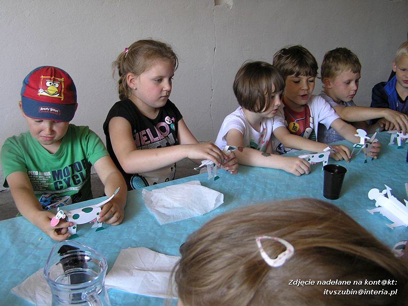 Maluchy z szubińskiej dwójki z wizytą w gospodarstwie rolnym w Szaradowie