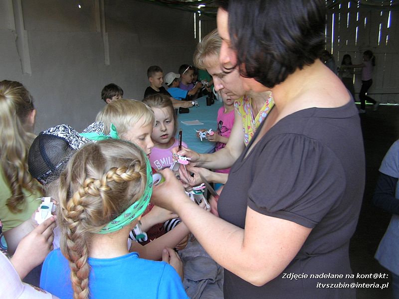 Maluchy z szubińskiej dwójki z wizytą w gospodarstwie rolnym w Szaradowie