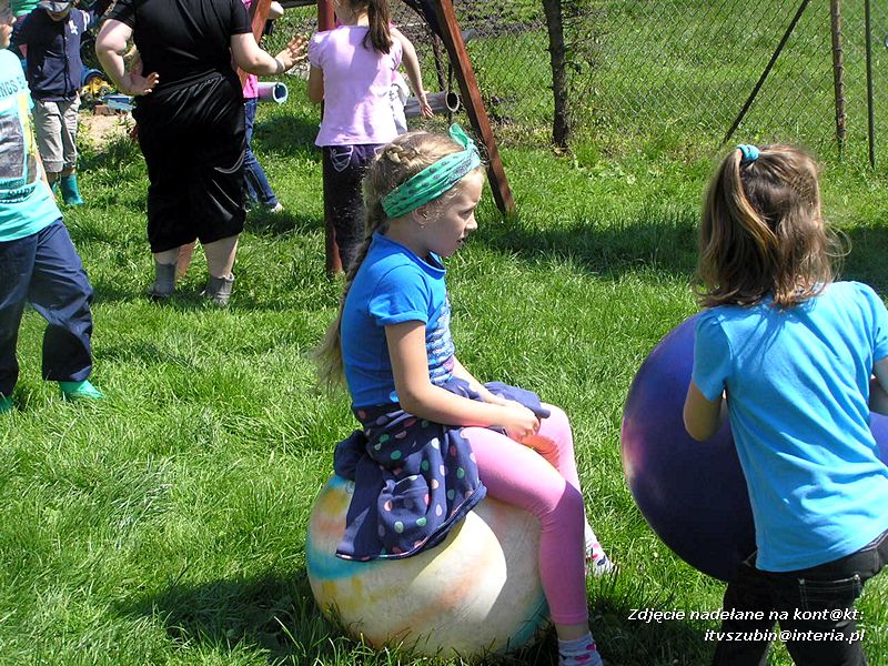 Maluchy z szubińskiej dwójki z wizytą w gospodarstwie rolnym w Szaradowie