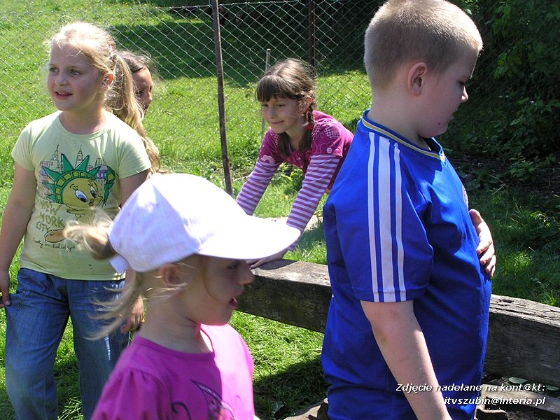 Maluchy z szubińskiej dwójki z wizytą w gospodarstwie rolnym w Szaradowie