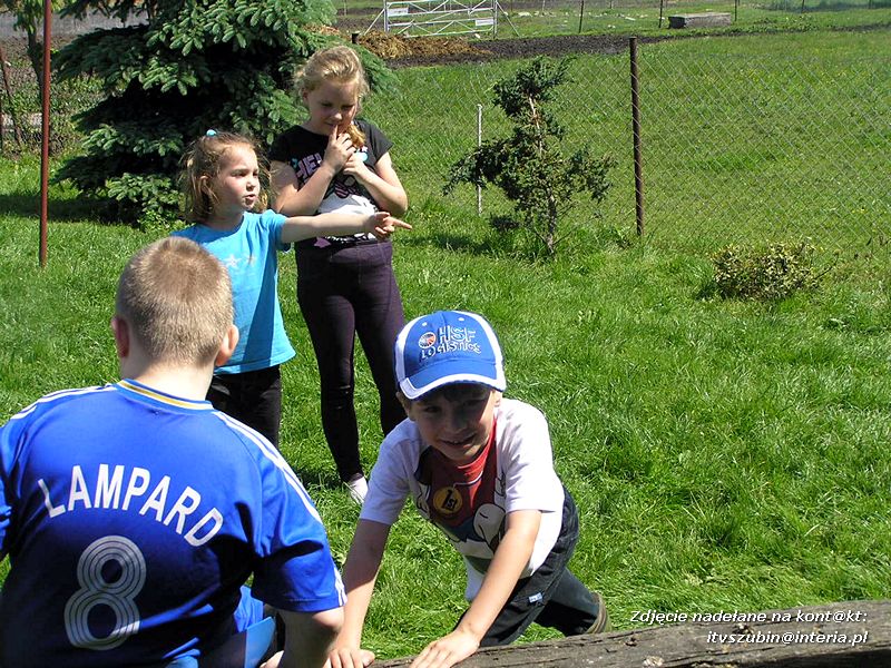 Maluchy z szubińskiej dwójki z wizytą w gospodarstwie rolnym w Szaradowie