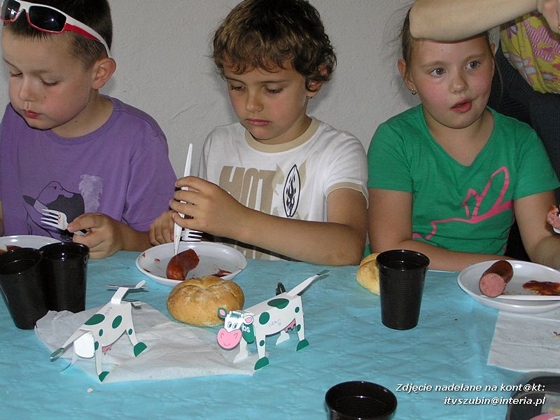 Maluchy z szubińskiej dwójki z wizytą w gospodarstwie rolnym w Szaradowie