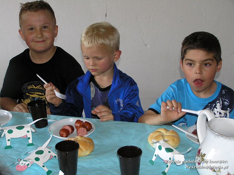 Maluchy z szubińskiej dwójki z wizytą w gospodarstwie rolnym w Szaradowie