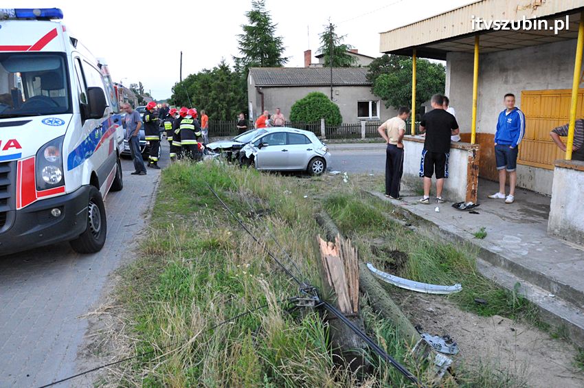 Zdarzenie drogowe w Wolwarku, ucierpiała Toyota i słup