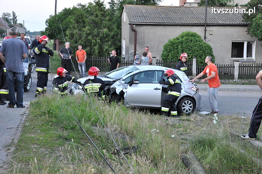 Zdarzenie drogowe w Wolwarku, ucierpiała Toyota i słup