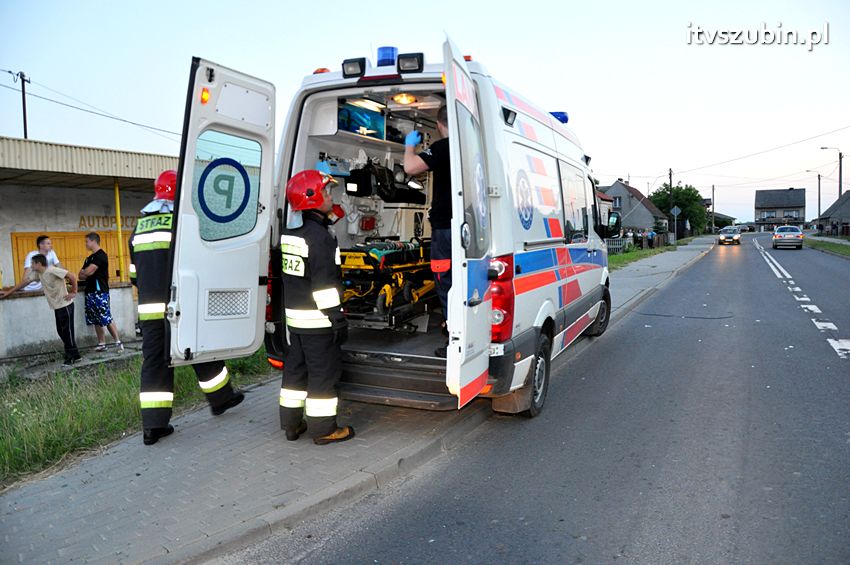 Zdarzenie drogowe w Wolwarku, ucierpiała Toyota i słup