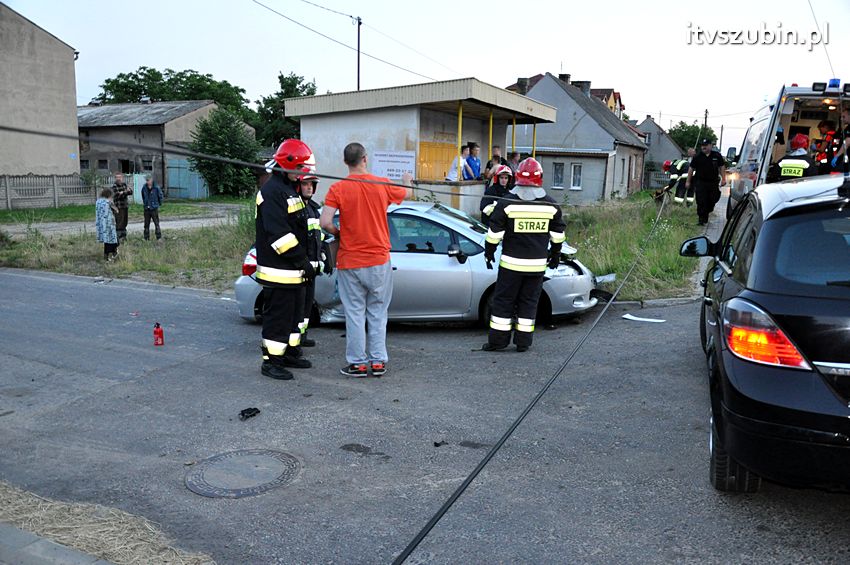 Zdarzenie drogowe w Wolwarku, ucierpiała Toyota i słup