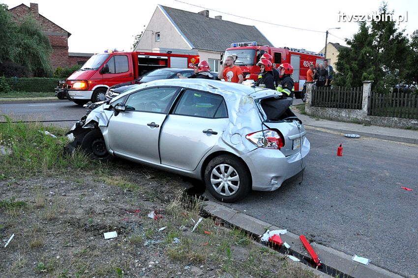 Zdarzenie drogowe w Wolwarku, ucierpiała Toyota i słup