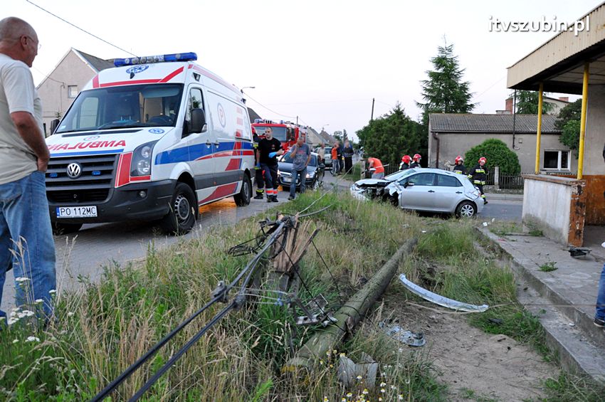 Zdarzenie drogowe w Wolwarku, ucierpiała Toyota i słup
