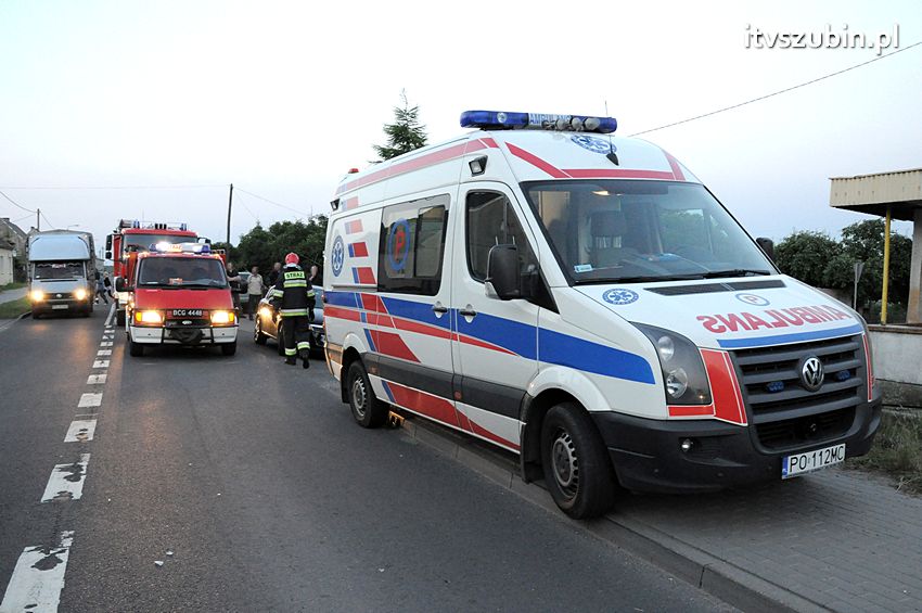 Zdarzenie drogowe w Wolwarku, ucierpiała Toyota i słup