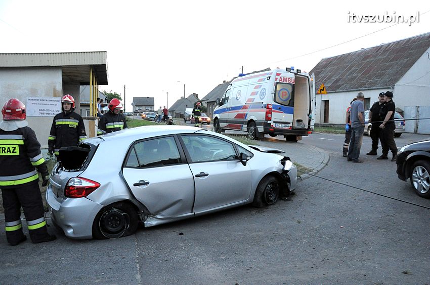 Zdarzenie drogowe w Wolwarku, ucierpiała Toyota i słup