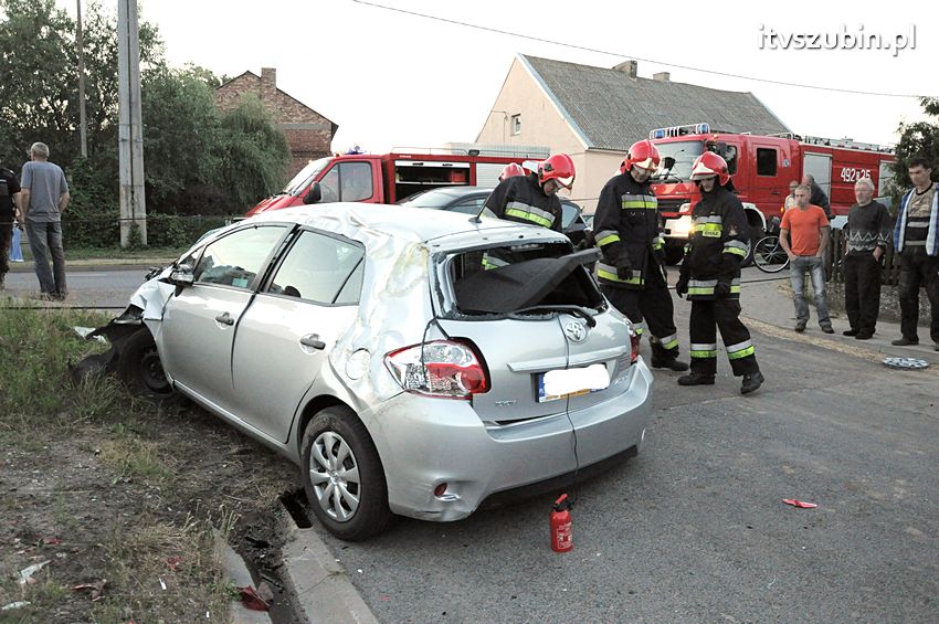 Zdarzenie drogowe w Wolwarku, ucierpiała Toyota i słup