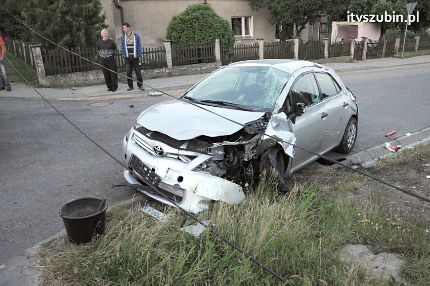Zdarzenie drogowe w Wolwarku, ucierpiała Toyota i słup