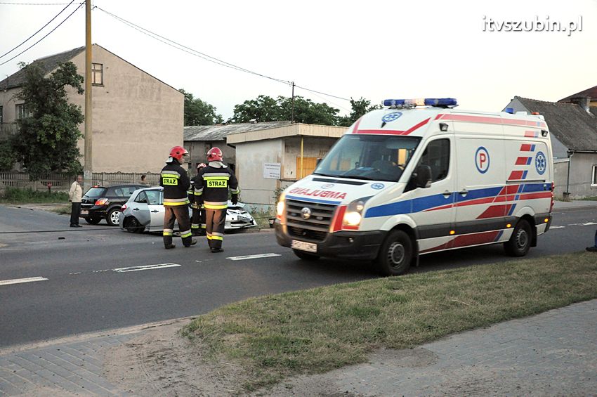 Zdarzenie drogowe w Wolwarku, ucierpiała Toyota i słup