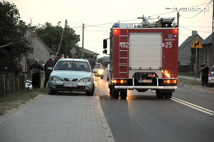 Zdarzenie drogowe w Wolwarku, ucierpiała Toyota i słup