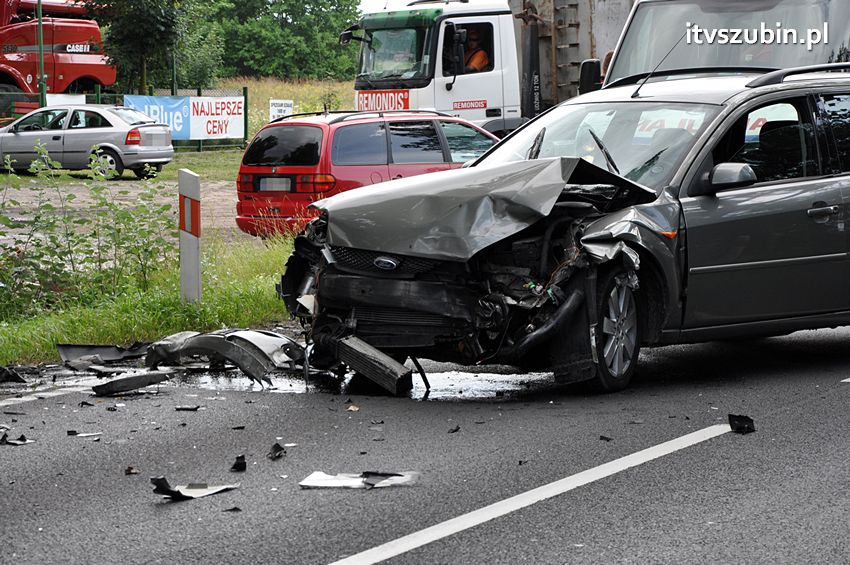 Dwie osoby w szpitalu po zderzeniu samochodów w Kołaczkowie