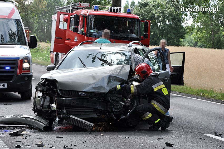 Dwie osoby w szpitalu po zderzeniu samochodów w Kołaczkowie