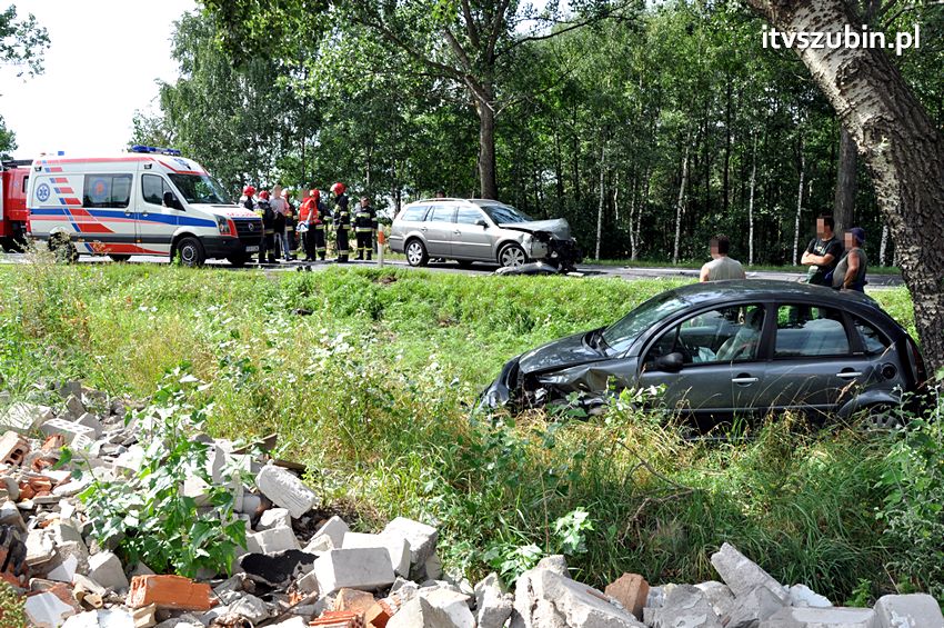 Dwie osoby w szpitalu po zderzeniu samochodów w Kołaczkowie