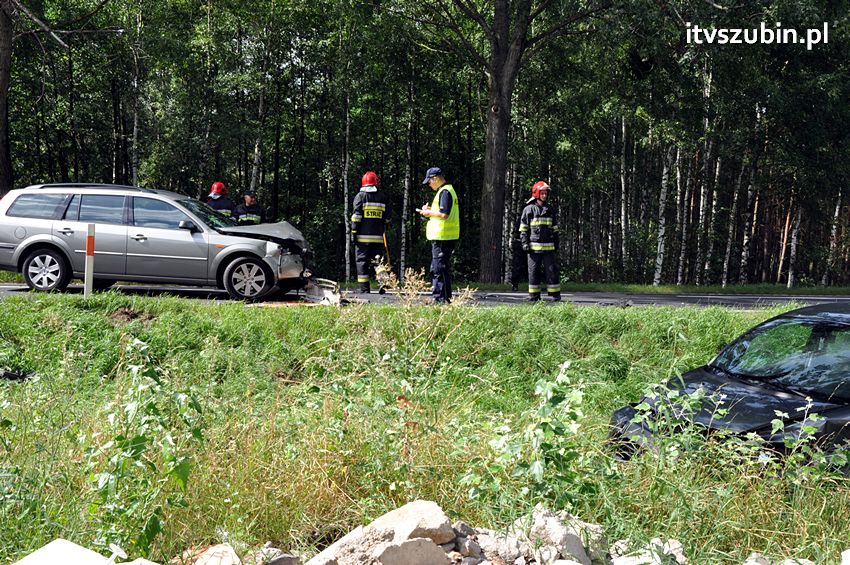 Dwie osoby w szpitalu po zderzeniu samochodów w Kołaczkowie