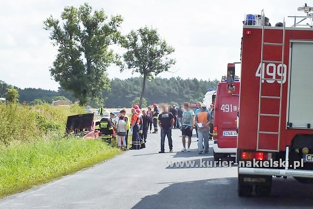 Dachowanie samochodu na ul Bydgoskiej w Mroczy
