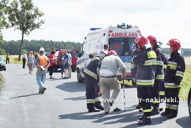 Dachowanie samochodu na ul Bydgoskiej w Mroczy