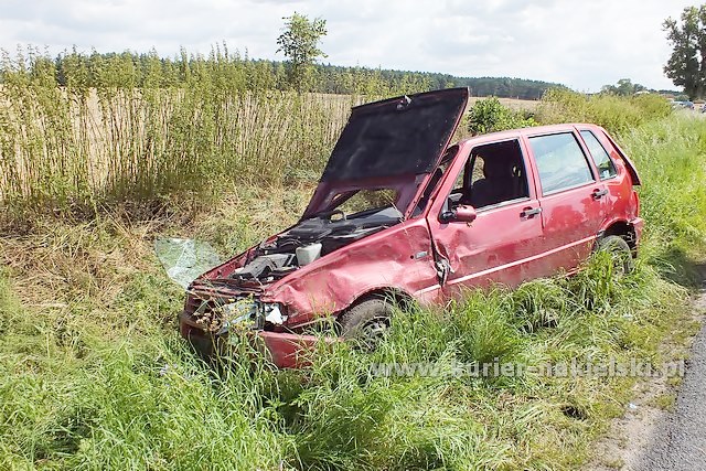Dachowanie samochodu na ul Bydgoskiej w Mroczy