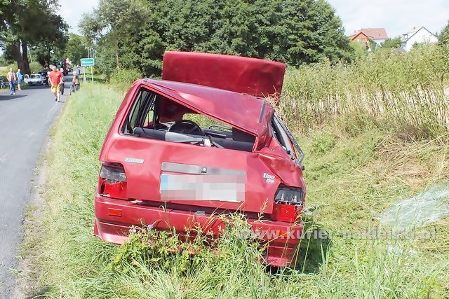 Dachowanie samochodu na ul Bydgoskiej w Mroczy
