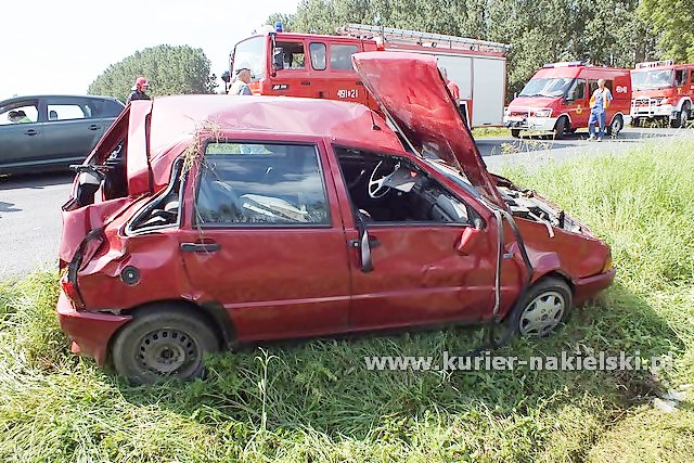 Dachowanie samochodu na ul Bydgoskiej w Mroczy