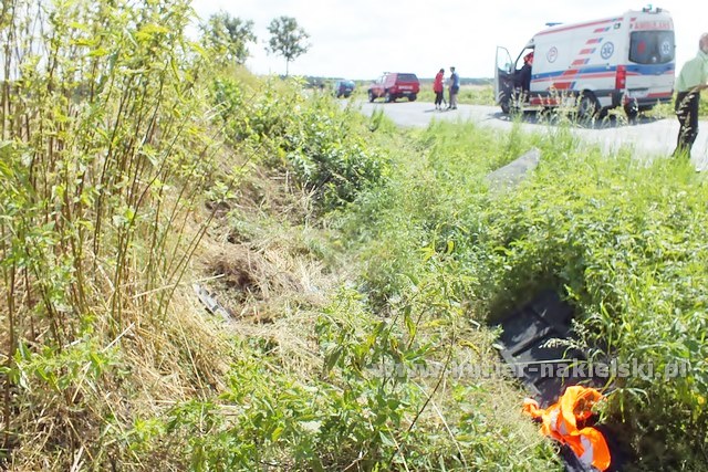 Dachowanie samochodu na ul Bydgoskiej w Mroczy