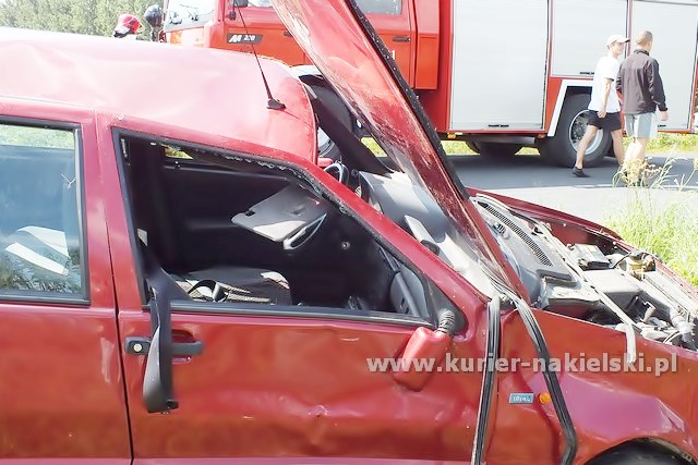 Dachowanie samochodu na ul Bydgoskiej w Mroczy