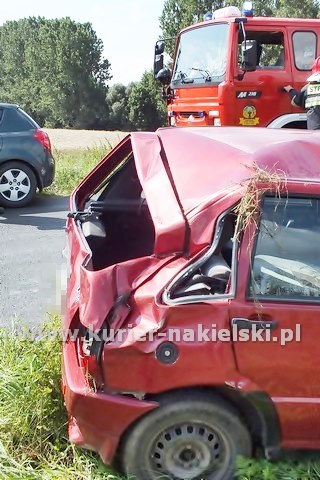 Dachowanie samochodu na ul Bydgoskiej w Mroczy