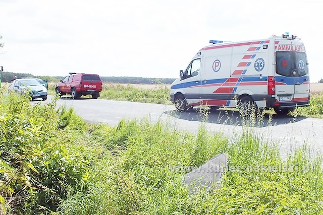 Dachowanie samochodu na ul Bydgoskiej w Mroczy