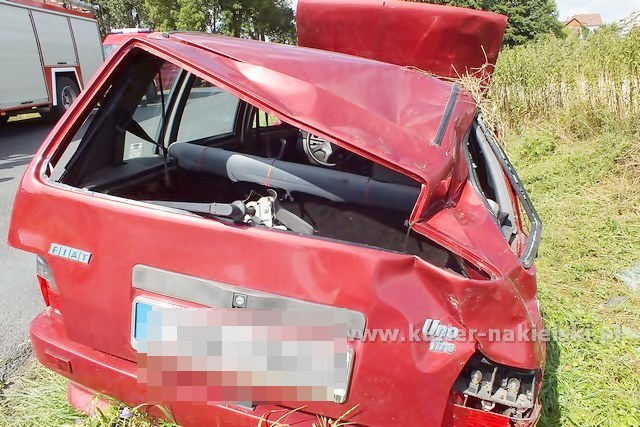 Dachowanie samochodu na ul Bydgoskiej w Mroczy