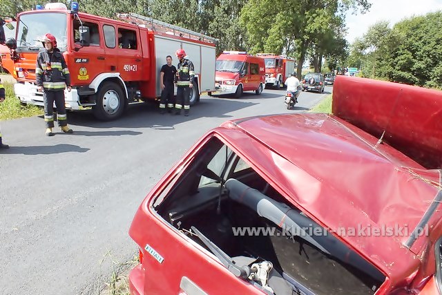 Dachowanie samochodu na ul Bydgoskiej w Mroczy