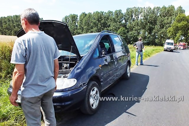 Dachowanie samochodu na ul Bydgoskiej w Mroczy