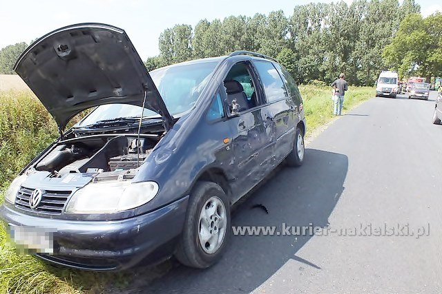 Dachowanie samochodu na ul Bydgoskiej w Mroczy