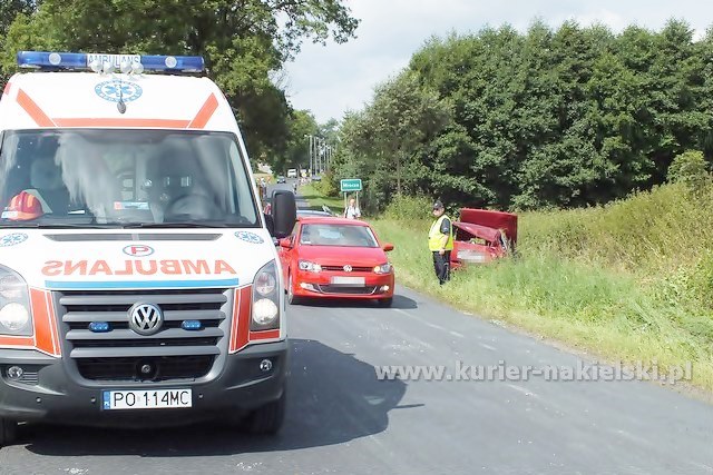 Dachowanie samochodu na ul Bydgoskiej w Mroczy