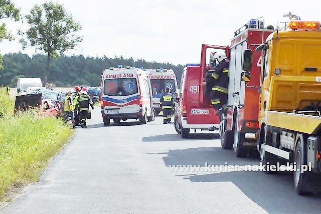 Dachowanie samochodu na ul Bydgoskiej w Mroczy