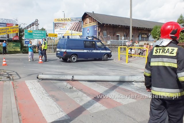 Słup zablokował ul. P. Skargi w Nakle nad Notecią