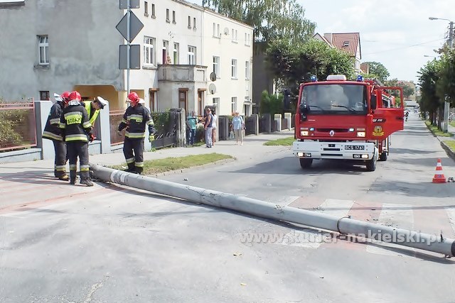 Słup zablokował ul. P. Skargi w Nakle nad Notecią