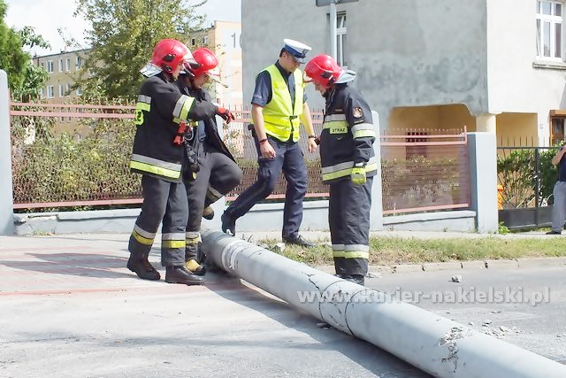 Słup zablokował ul. P. Skargi w Nakle nad Notecią