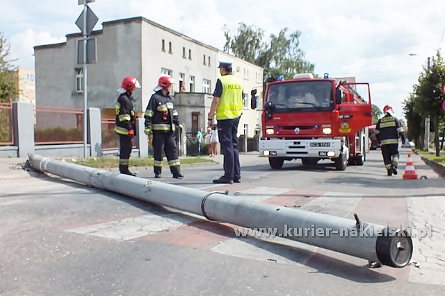 Słup zablokował ul. P. Skargi w Nakle nad Notecią