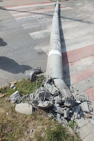 Słup zablokował ul. P. Skargi w Nakle nad Notecią