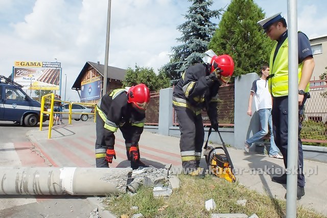 Słup zablokował ul. P. Skargi w Nakle nad Notecią