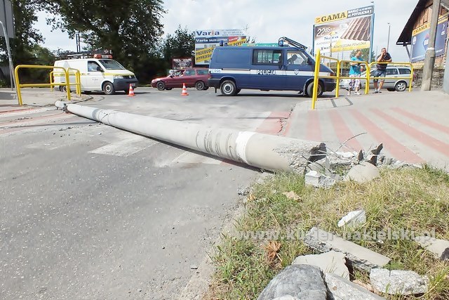 Słup zablokował ul. P. Skargi w Nakle nad Notecią