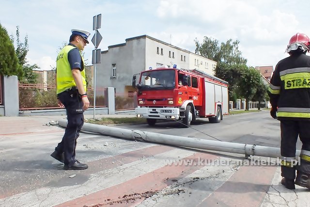Słup zablokował ul. P. Skargi w Nakle nad Notecią