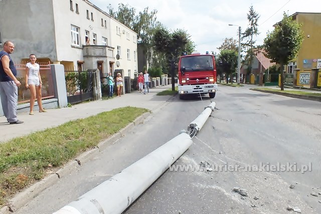 Słup zablokował ul. P. Skargi w Nakle nad Notecią