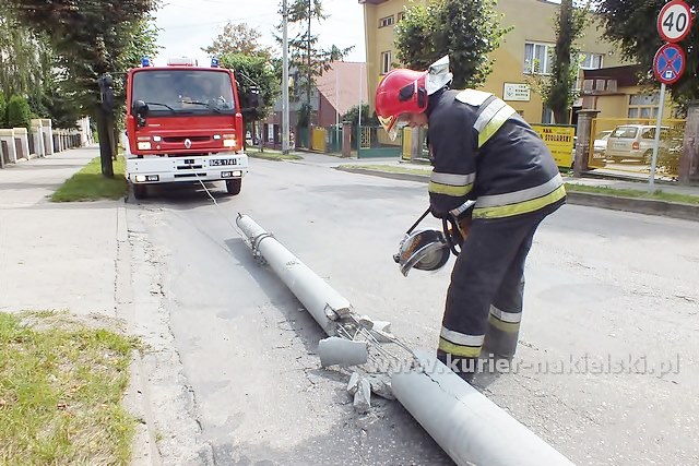 Słup zablokował ul. P. Skargi w Nakle nad Notecią