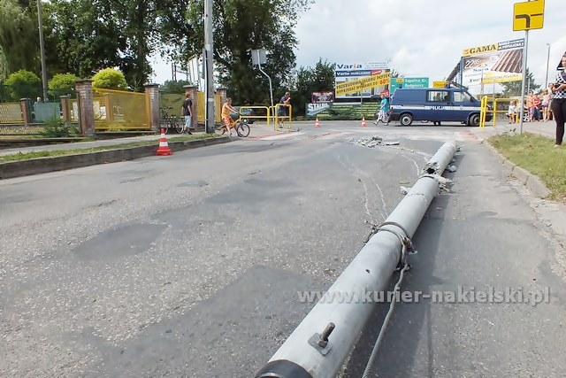 Słup zablokował ul. P. Skargi w Nakle nad Notecią