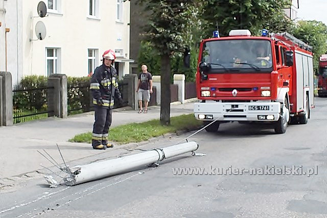 Słup zablokował ul. P. Skargi w Nakle nad Notecią